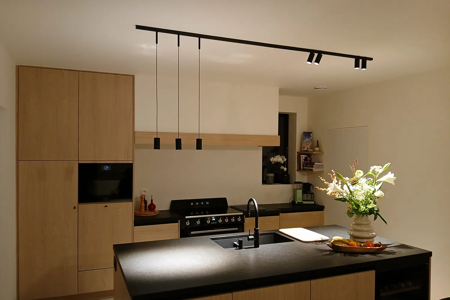 Interieur met elektriciteitswerken door ELONI