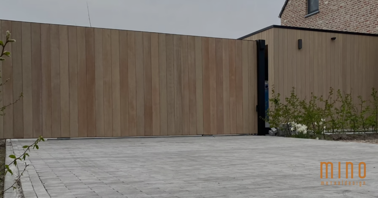 Stalen poort door Mino Metaaldesign